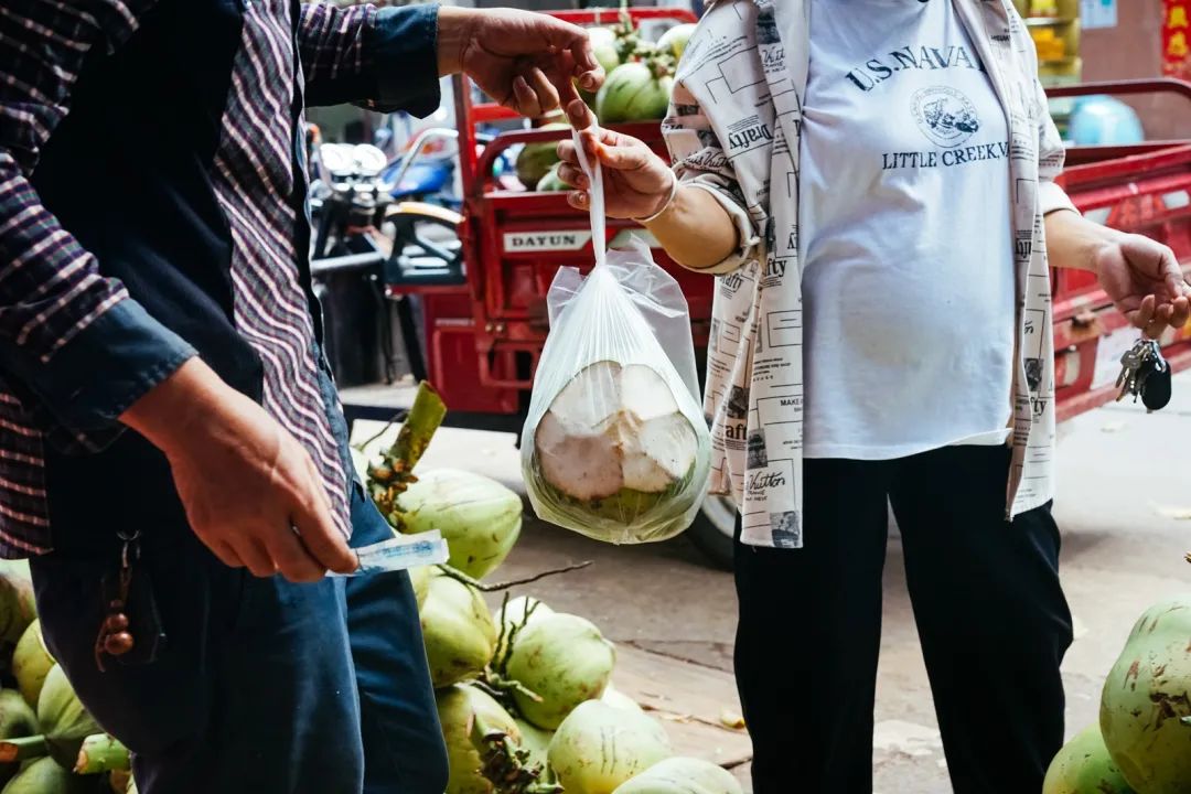 早餐烤乳猪，海鲜论盆卖？这座海岛小城舒坦得有点离谱了