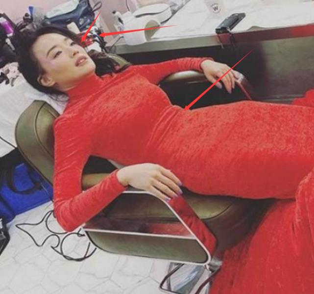 45岁舒淇再次开始减肥,穿长裙躺椅子上太紧绷,腰部凹陷头发凌乱