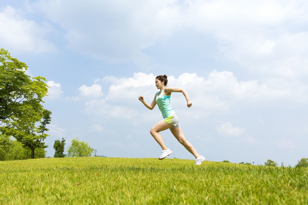 健身房跑步机和户外跑步哪个好,户外跑步和跑步机跑步哪个减肥快