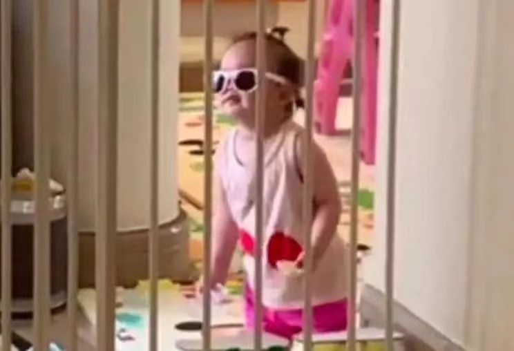 孙怡晒4岁女儿正面照！大福有大脑门、长睫毛，被妈妈称为小小董