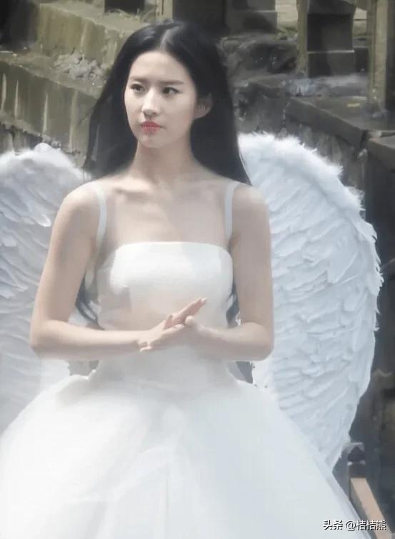 “独步天下！”刘亦菲，美貌与才华并存，成为当之无愧的女王