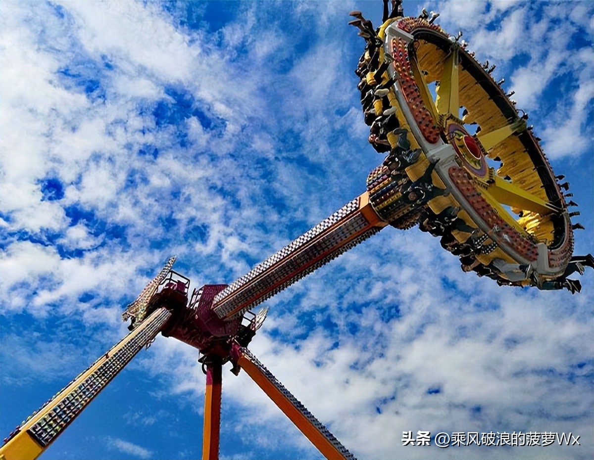 阜阳游乐场回应大摆锤游客倒挂空中：只是巧合，设施没有安全问题