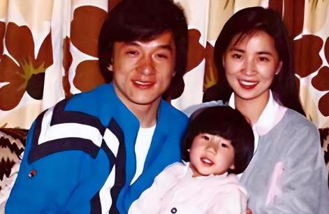 同样是成龙基因，把林凤娇儿子和吴绮莉女儿一对比，差距就出来了