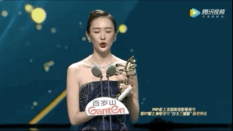 赵丽颖眼睛发炎上台领奖侧面照片,赵丽颖领奖神图高清照片