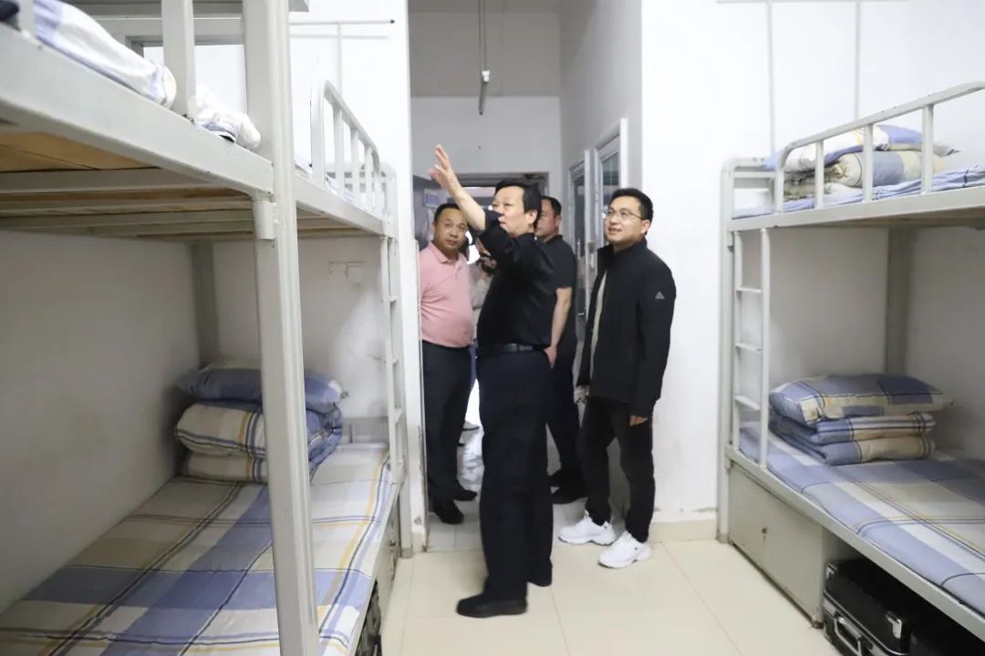 范县一中96级优秀校友著名励志专家房善朝来范县一中参观