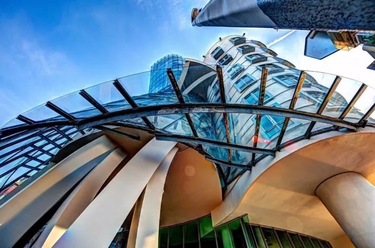 解构主义弗兰克盖里,美国建筑师弗兰克盖里的建筑风格