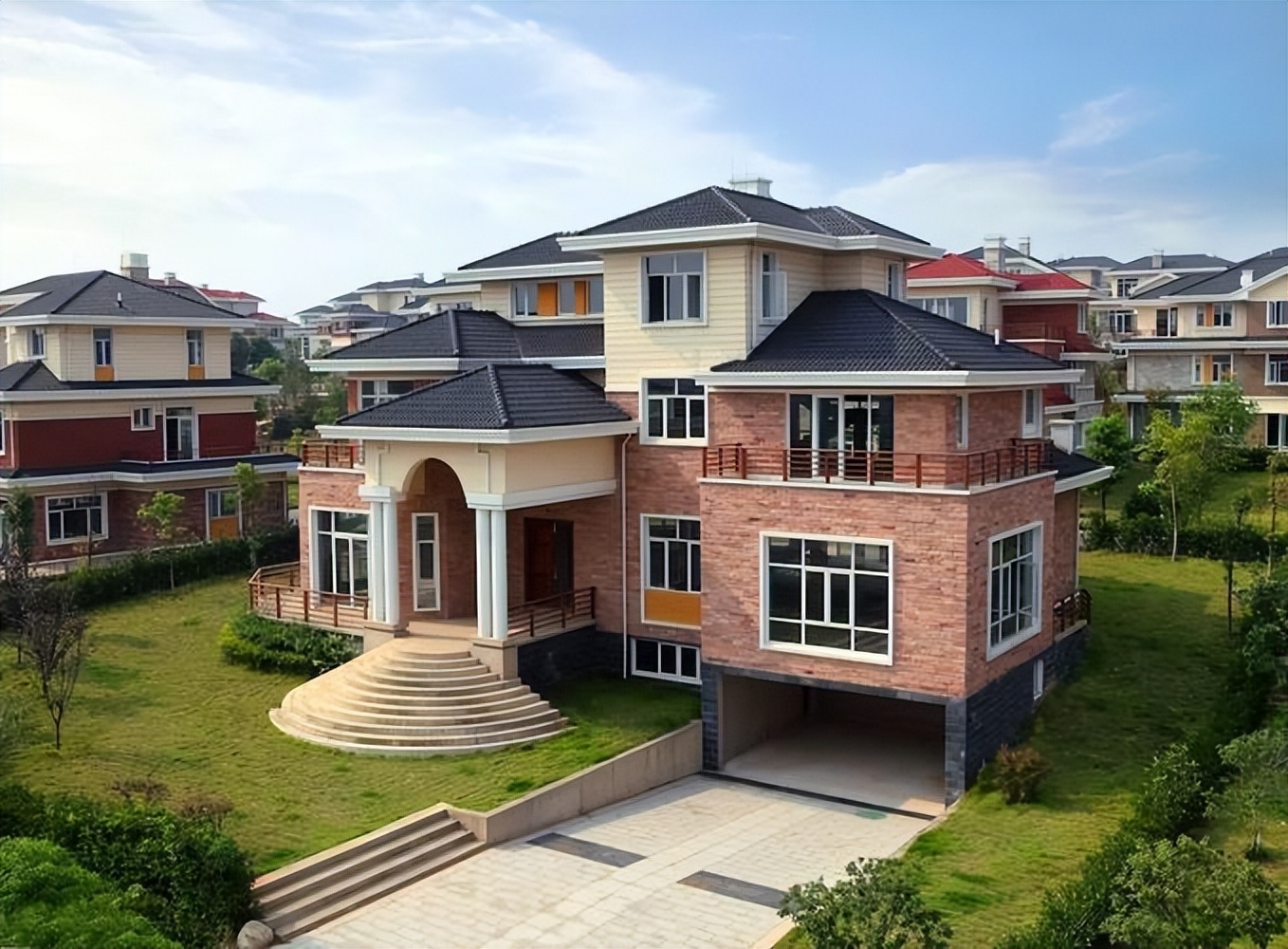 重庆富二代每月零花钱20万,破产后把80岁母亲*养送**老院,开直播还债