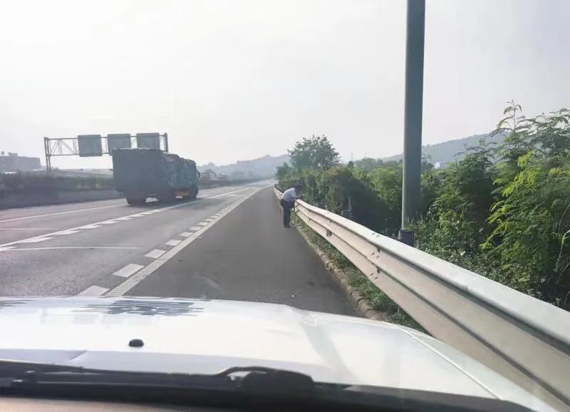 民警带孩子走丢派出警,群众向现场民警求助孩子走丢