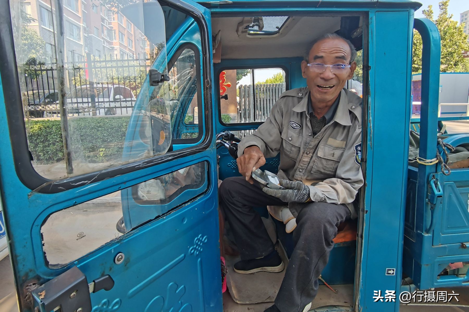 68岁老人街头磨菜刀,78岁磨刀老人的真实生活