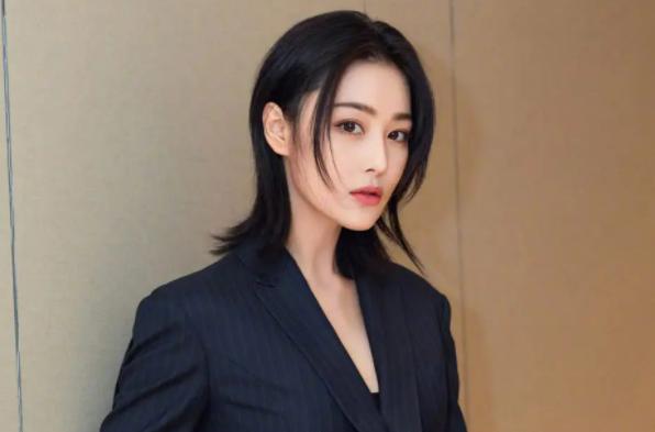 张馨予晒出老公何捷照片帅气迷人,张馨予和老公何捷婚后齐露面