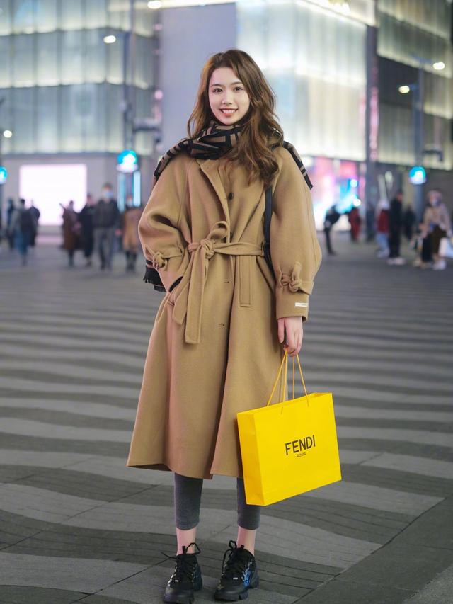 穿来穿去还是板鞋舒服,穿来穿去还是黑裤子最百搭