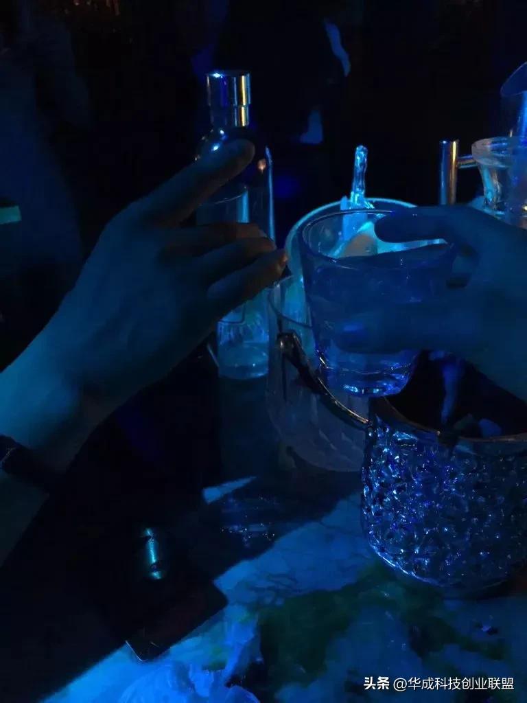 哥们讲述自己的爱情故事,哥们之间的感情故事