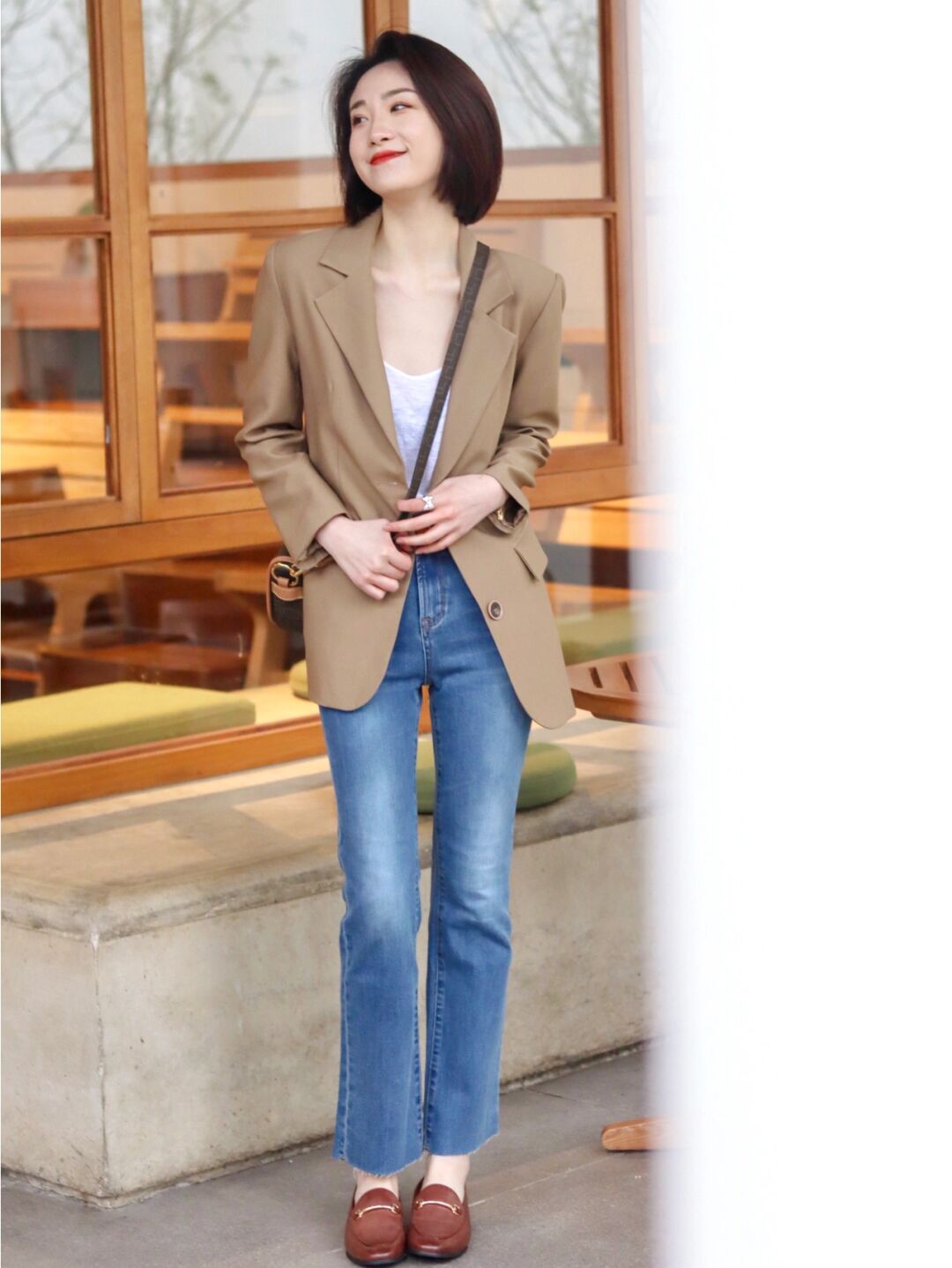 早春牛仔裤穿搭时尚感,春季搭配阔腿牛仔裤的上衣推荐