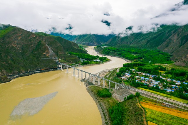 藏山旅游跟团,藏西和藏东哪个适合旅游