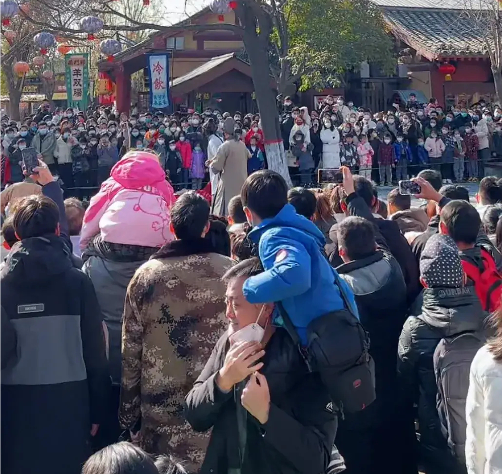 大年初一开封清明上河园人山人海,大年初一的清明上河园是人山人海