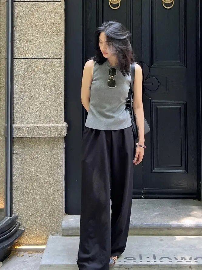 别再穿一身黑试试这几个配色,黑色上衣和灰色裤子穿搭的高级感