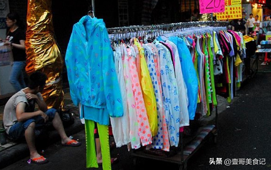 路边摊上10元一件的衣服从哪里来,路边摊10元的衣服