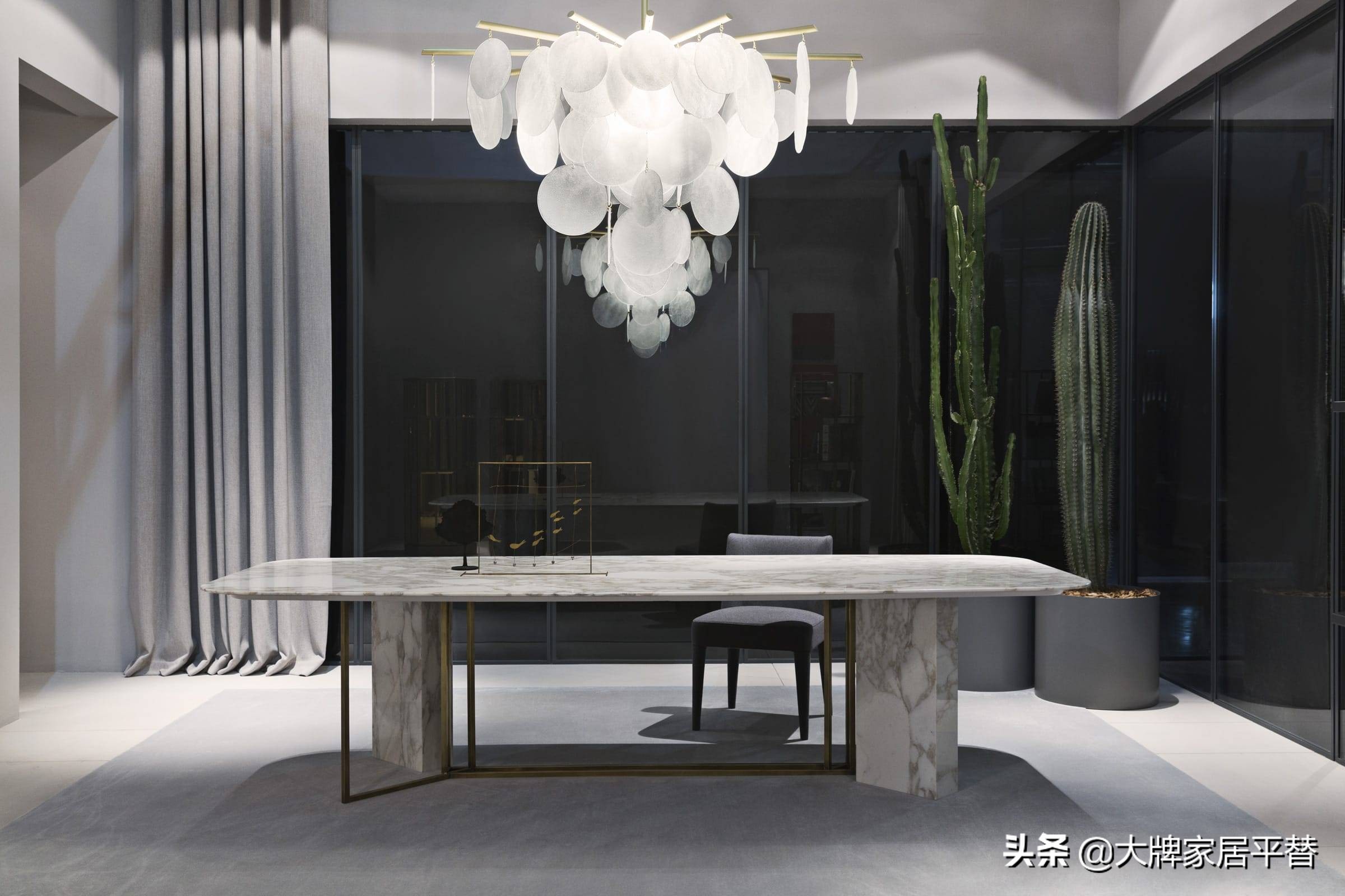 水晶灯具搭配现代简约家具,灯具和家具的搭配