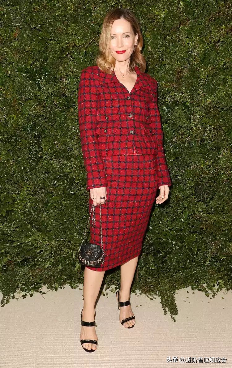 欧美明星时尚街拍2019年7月30日,欧美老年时尚博主穿羽绒服街拍