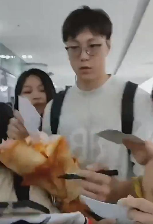 杜润旺胡明轩赵睿一起站起来,宏远三队队长赵睿