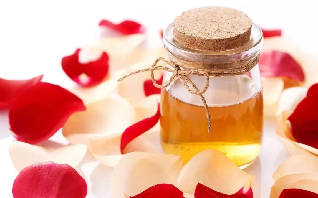 使用蜂蜜做面膜的正确方法,家庭自制蜂蜜面膜怎么做的呢