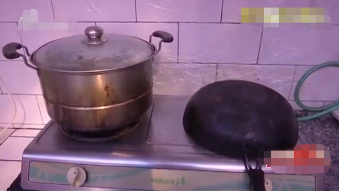 小伙月入过万，买双布鞋的钱还得靠偷，妻子直言：有前科才不给钱