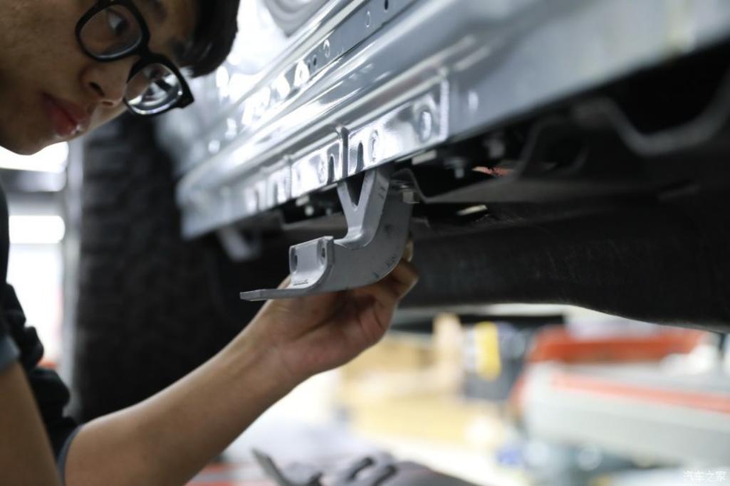 路虎卫士改装17寸轮毂,路虎卫士22寸黑色轮毂固定踏板