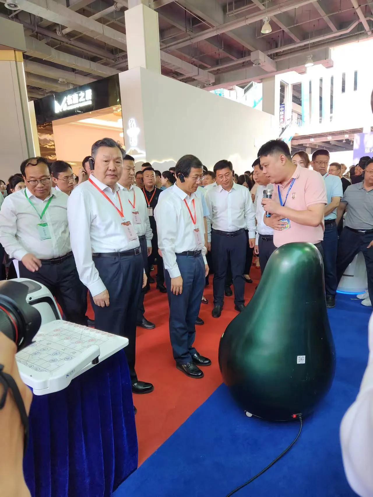 濮阳市委书记万正峰到未来星机器人科技集团展厅参观新产品