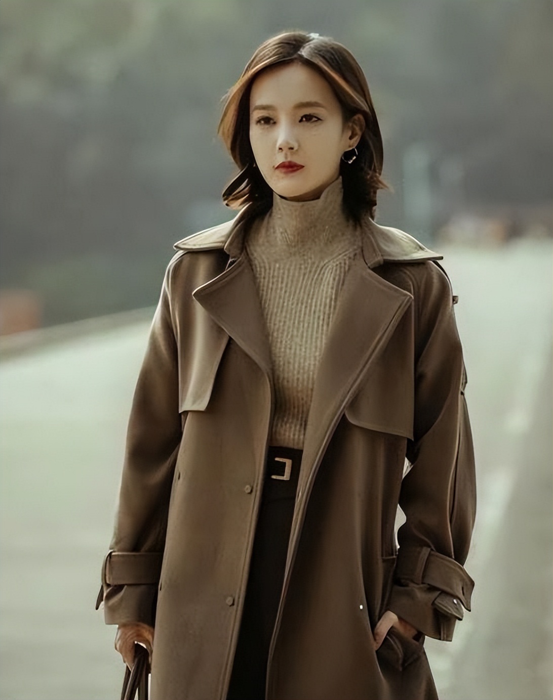 李一桐飞机上脱鞋引争议后续,李一桐揭纱帽