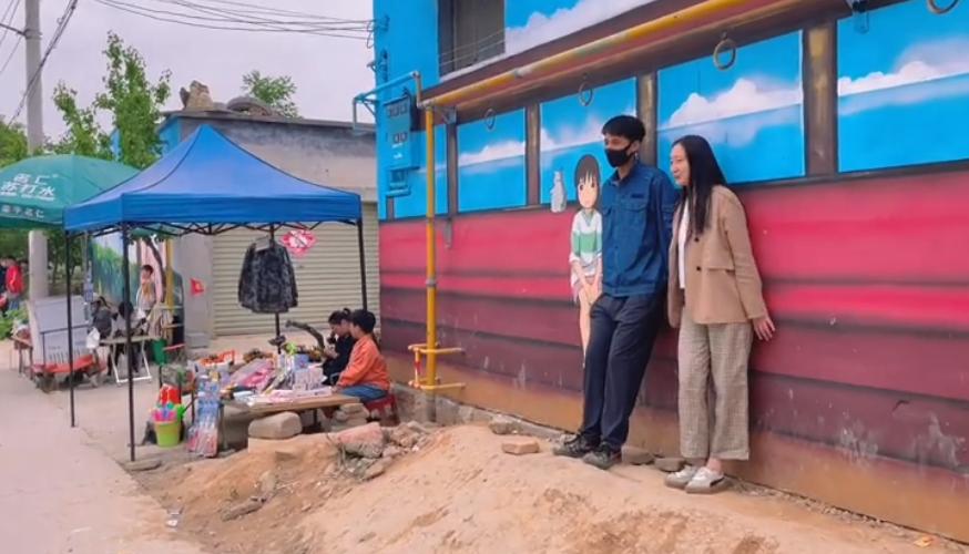 现实版“神笔马良”大新：凭一支笔带全村暴富，被华春莹点赞