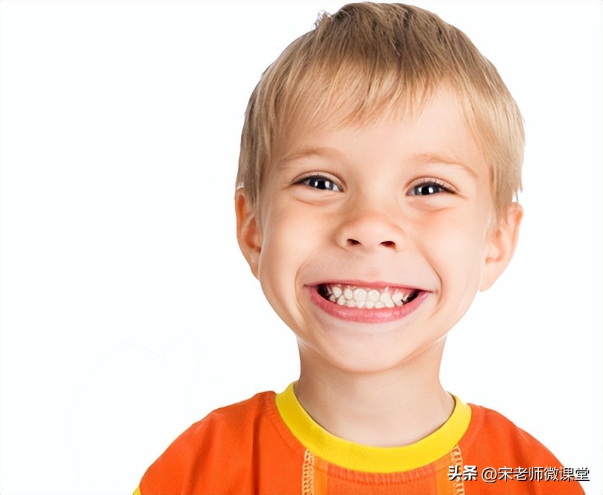 父母怎么安慰情绪低落男生,父母怎么安慰孩子的情绪