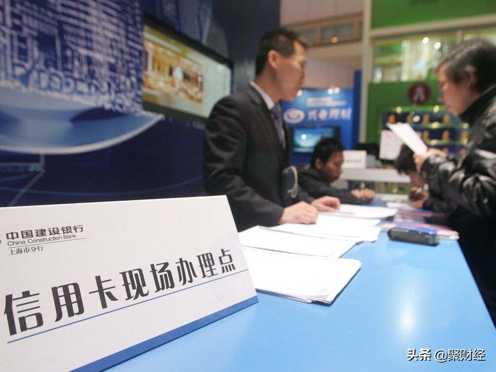 为啥工作人员追着让你办信用卡,为什么银行追着自己办信用卡
