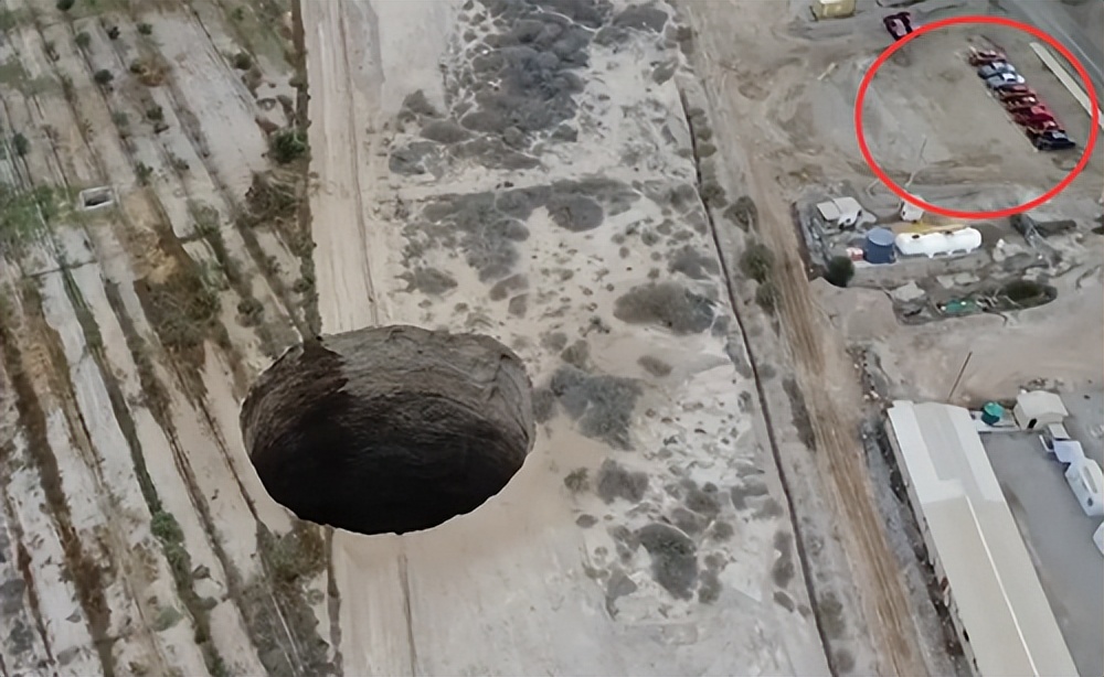 智利发现逾200米深神秘天坑,深海发现神秘大洞