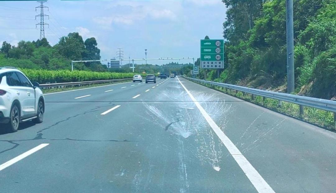 驾驶车辆公路泼洒渣土被罚款,货车加水被查处