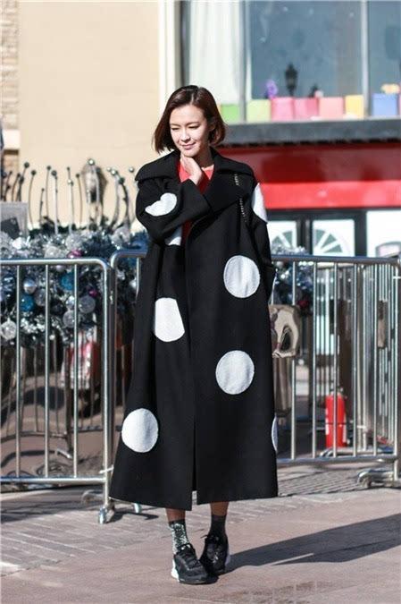 李艾穿蓝色衣服,李艾和老公甜蜜现身机场