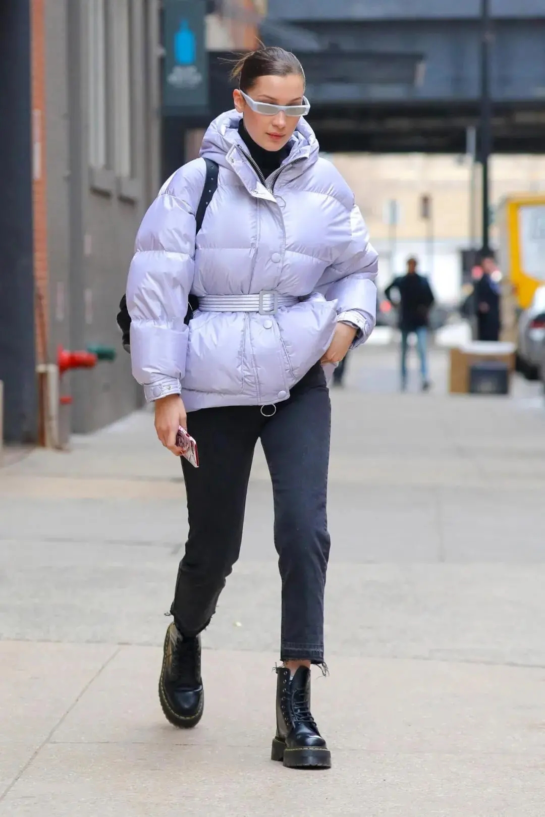 今年又火了种穿法：“萝卜裤+马丁靴”，超显腿长，小个子穿飒美