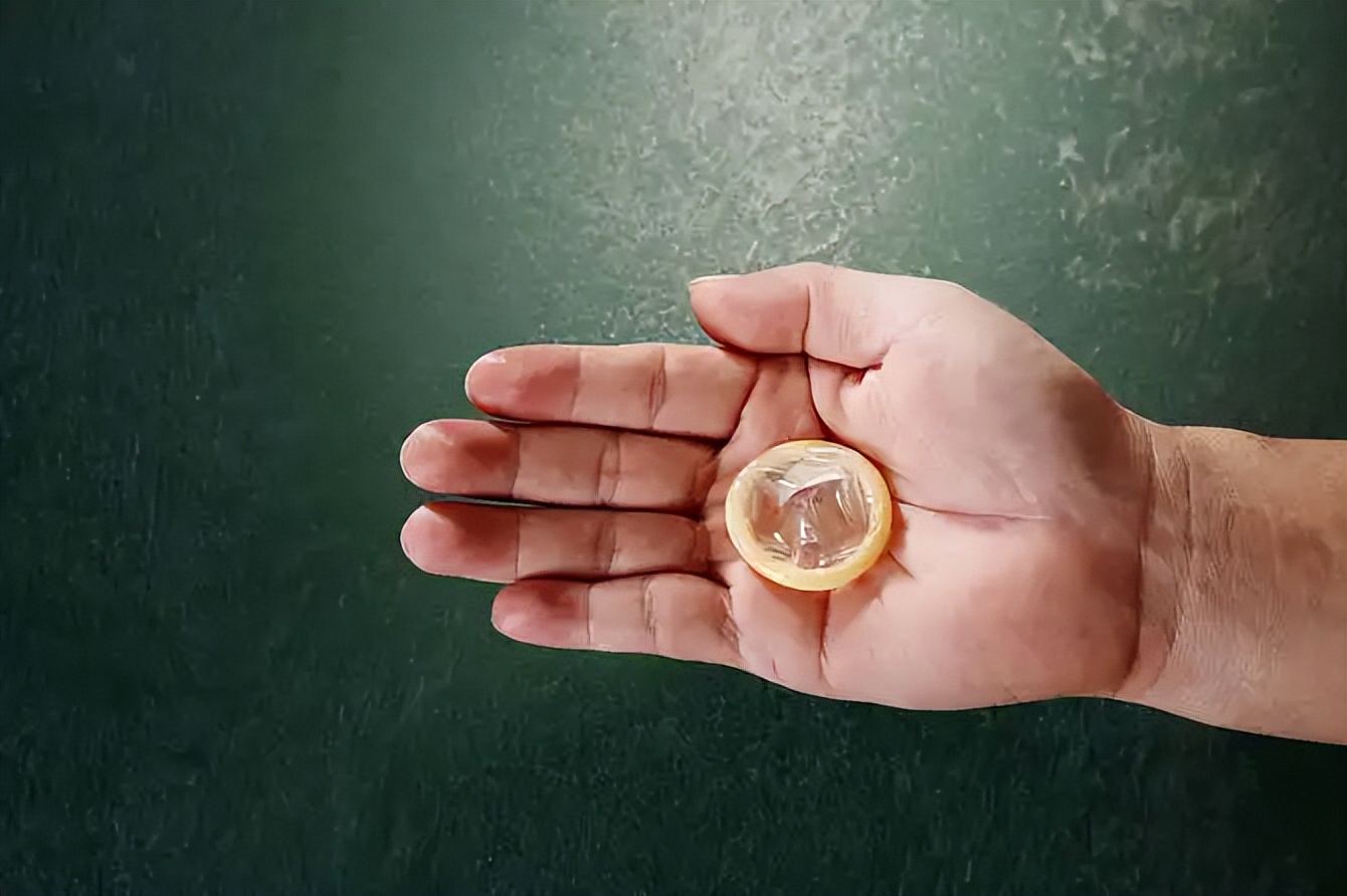 女子腹痛大出血,21岁女子剧烈腹痛抢救不及时