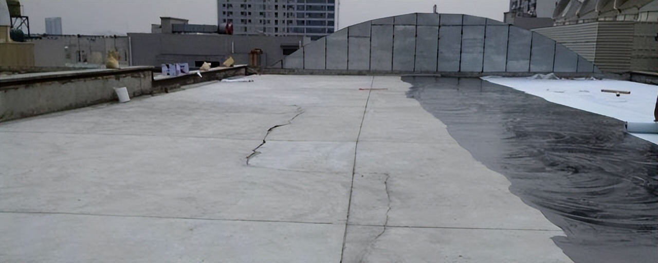 楼顶漏水属于私人还是公家,小区楼顶漏水属于谁的责任