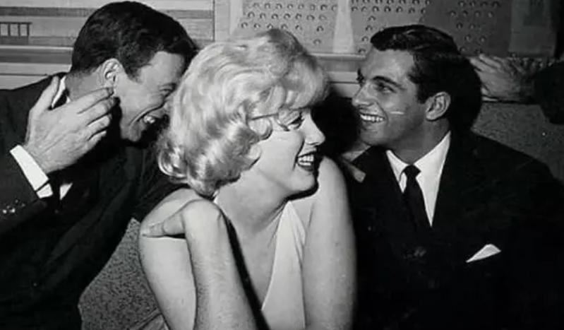 肯尼迪生日宴上梦露穿着,玛丽莲梦露在肯尼迪生日宴会上