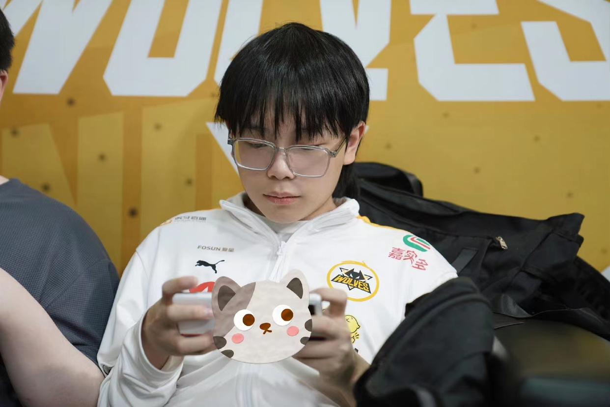 钟意与菲菲,钟意加入ag狼队