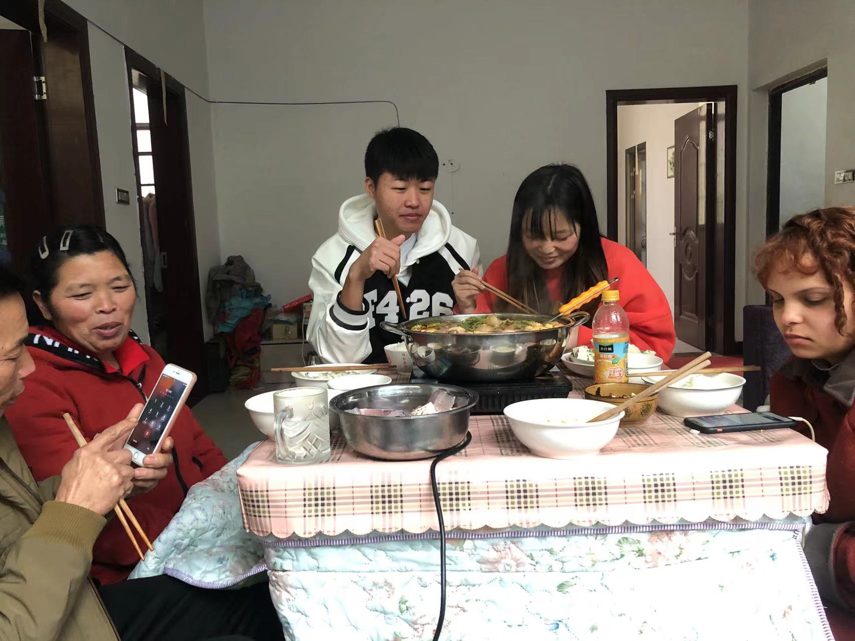 贵州农村小伙娶美国女人,贵州农村小伙娶了一个娃娃脸姑娘