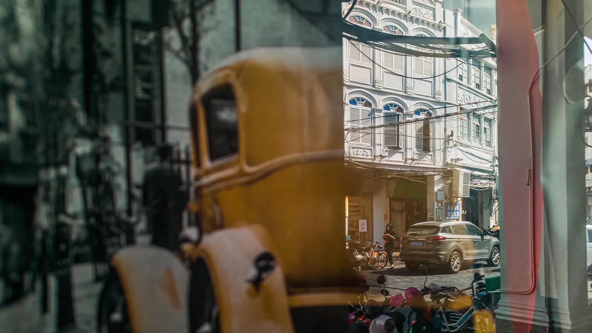 老巷的橱窗,橱窗里的街景