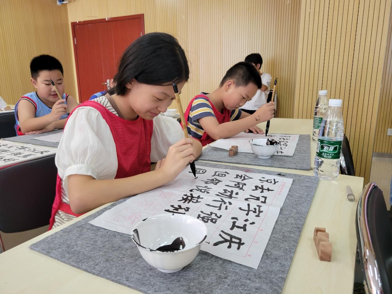 武汉市玉泉社区“翰墨飘香”青少年书法培训第三节小组活动开展