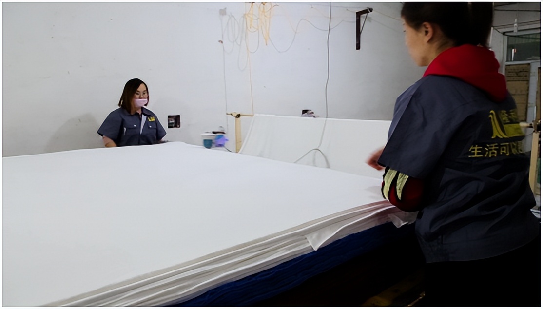 摆地摊卖抹布的小伙子被收保护费,卖毛巾摆地摊小伙子