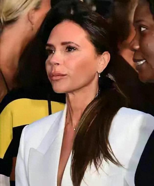 你看你看贝嫂的脸偷偷在改变！曾经的辣妹整容之后变成了现在这样