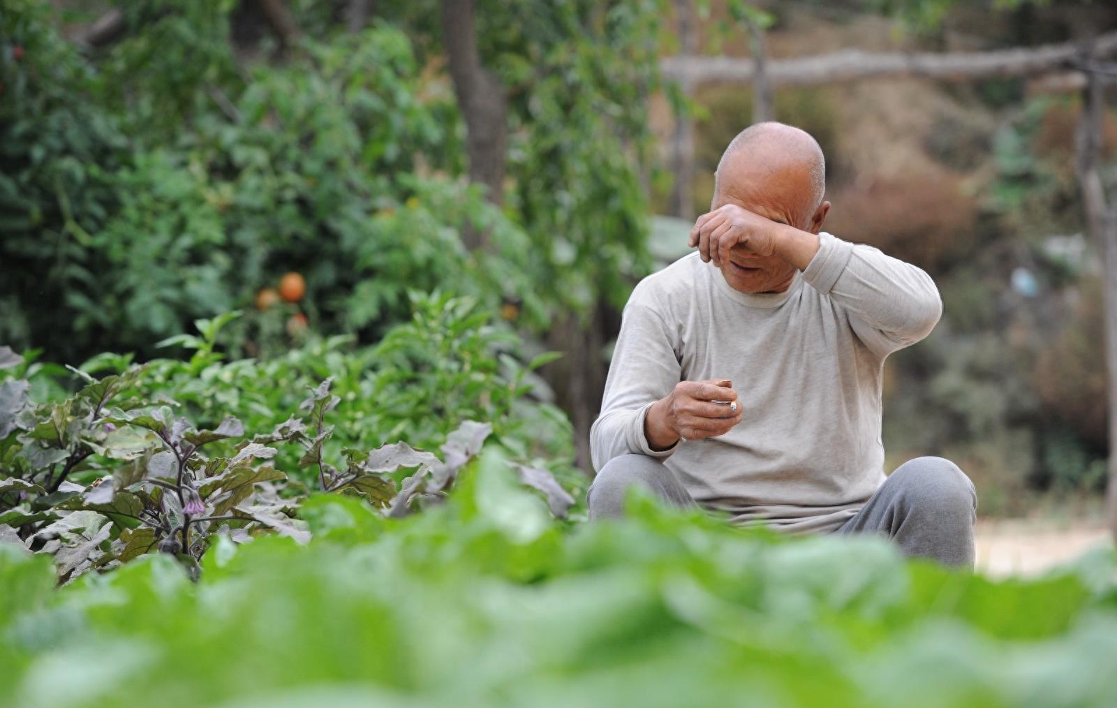 40岁，老光棍，隔壁新来的大妈故意走光，无意看到那抹黑色风景
