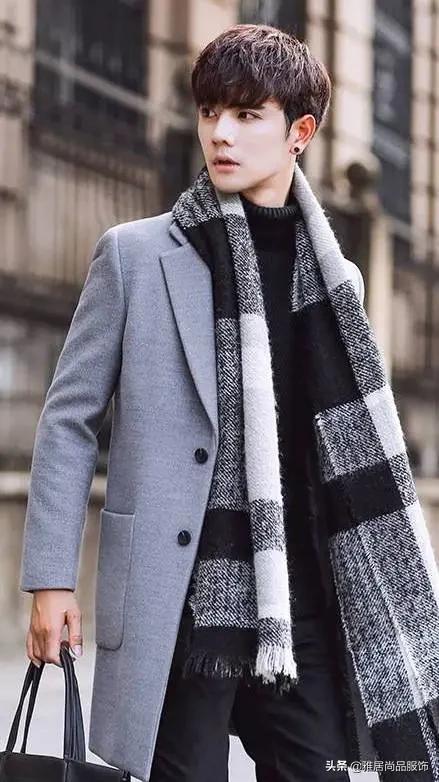 男士黑色大衣内搭什么颜色打底,男士穿大衣怎么搭配裤子和鞋子