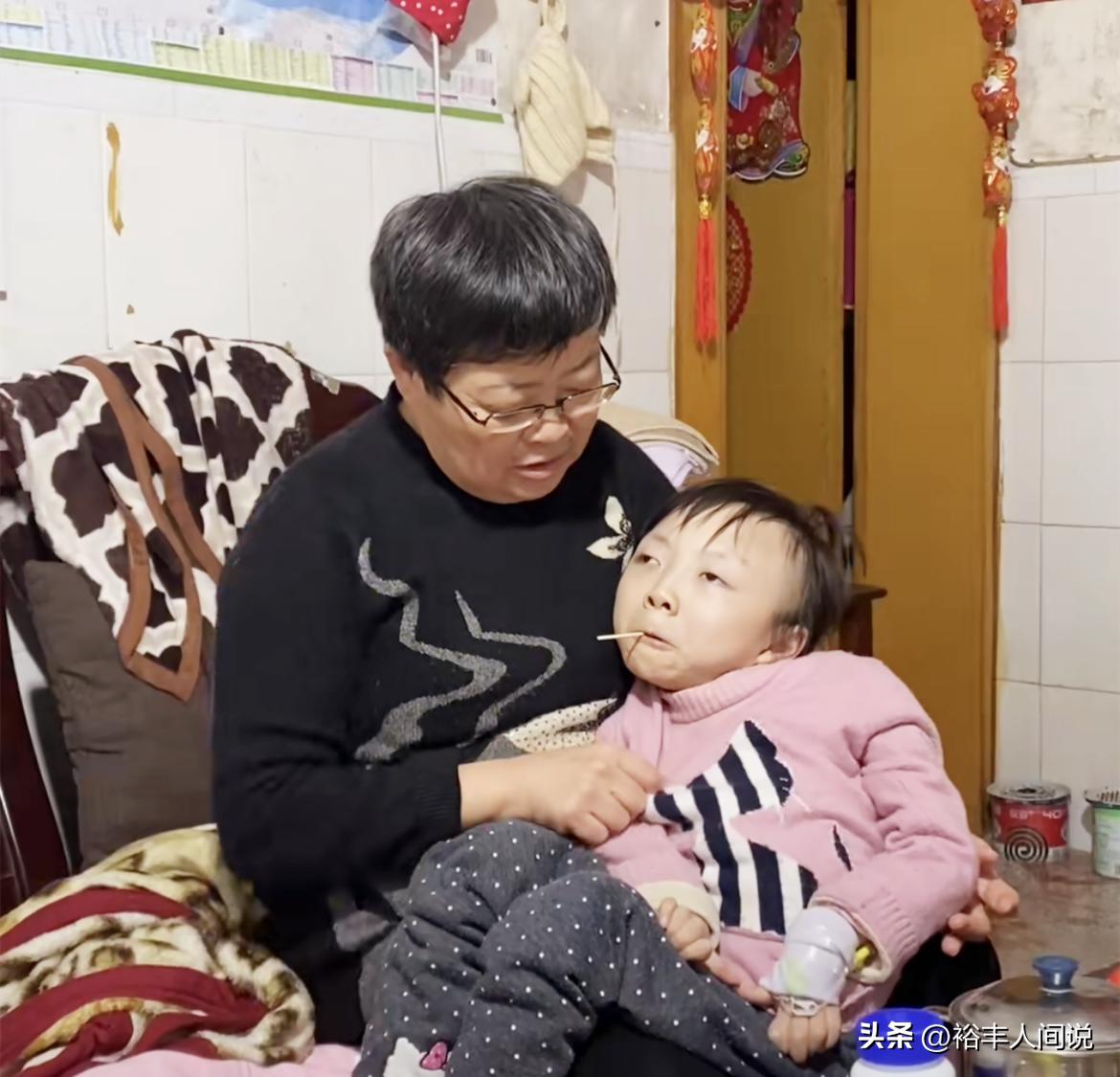 一路走好！16岁网红欢欢不幸去世，51岁妈妈照顾16年爸爸选择抛弃