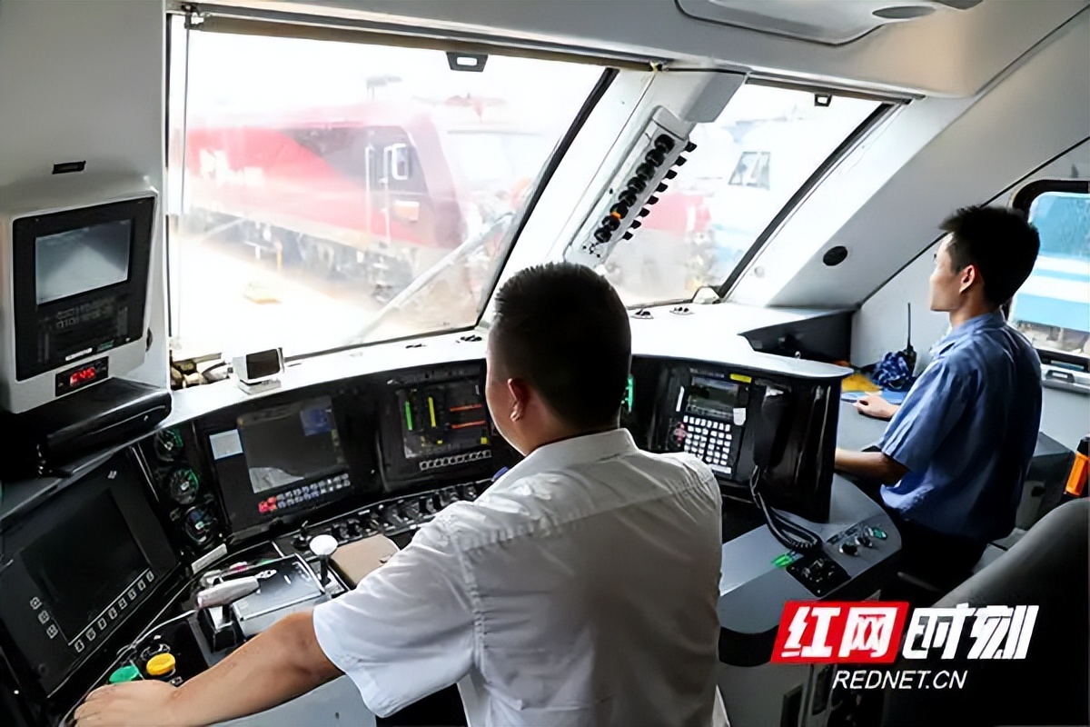 火车司机真的特别累还伤害大吗,为什么说铁路货车司机最辛苦