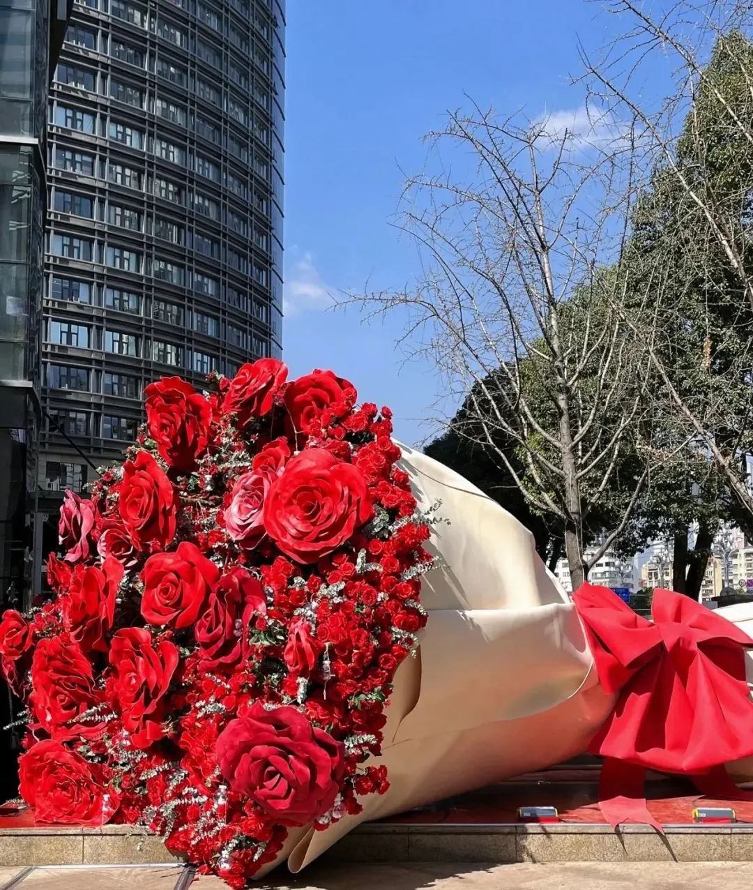 玫瑰瀑布、巨型爱心刷爆了！浪漫背后有秘密→